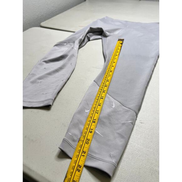 Nike DRI-FIT SWOOSH 7/8 LEGGINGS IN GRAY-GREY women size Large - gym workout - Picture 2 of 11